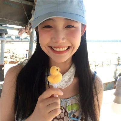 与一位女士合影